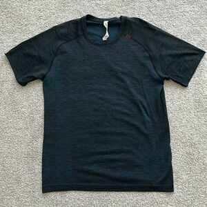 Lululemon Metal Tech Vent Performance Short Sleeve Shirt Mens Size M Dark Navy